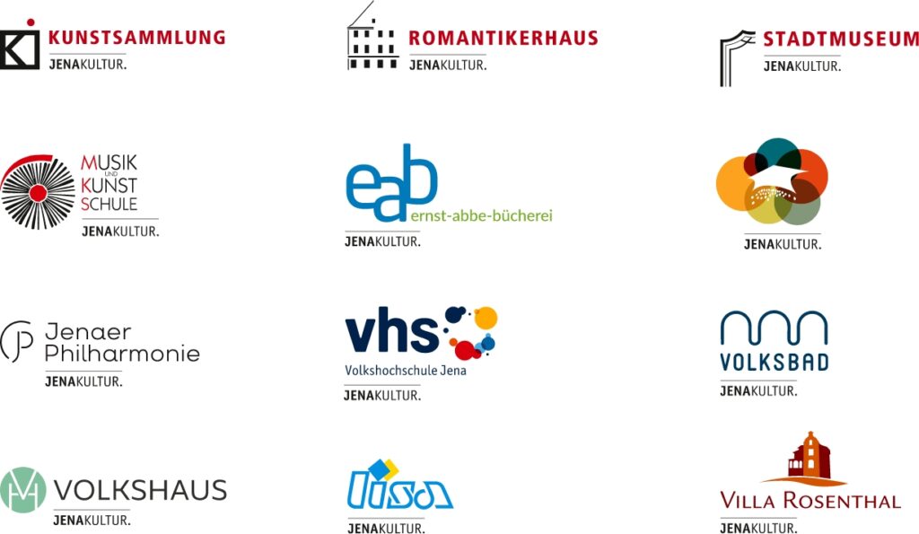 Logo-Wand der Kulturmarken von JenaKultur, die alle in einer Unterzeile den Zusatz "JENAKULTUR:" haben, darunter: Kunstsammlung, Romantikerhaus, Stadtmuseum, Musik- und Kunstschule, Ernst-Abbe-Bücherei, Kulturarena, Jenaer Philharmonie, Volkshochschule, Volksbad, Volkshaus, LISA und Villa Rosenthal.
