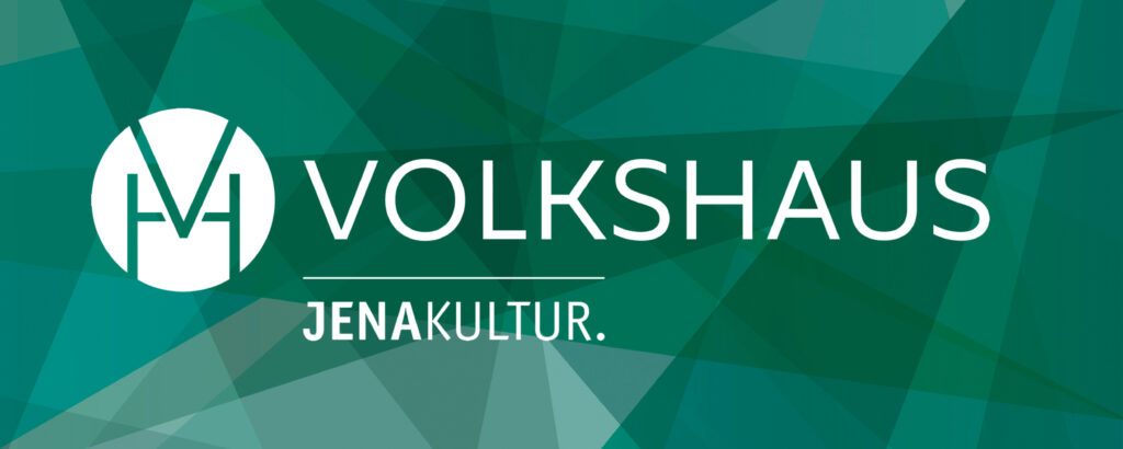 horizontales, weißes Volkshaus-Logo mit einem den Initialien der Einrichtung zusammengefassten Emblem auf einer grünen Grafik