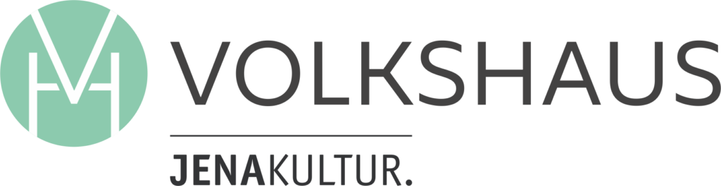 Horizontales farbiges Volkshaus Logo mit Schriftzug "VOLKSHAUS" und durch einen Trennstrich abgegrenzte Unterzeile "JENAKULTUR." mit grünem Emblem der Initalien.