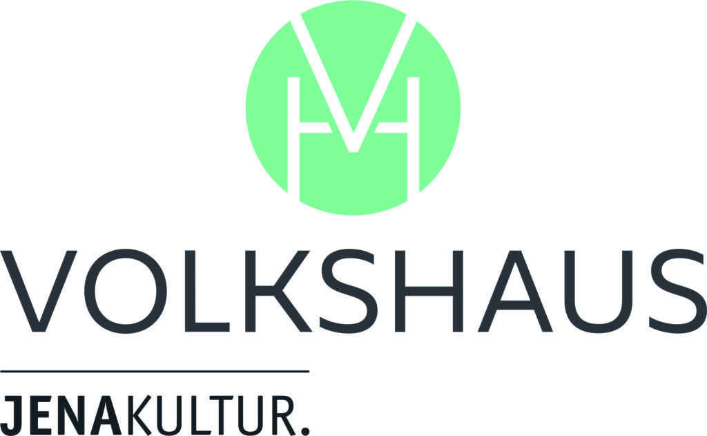 Kompaktes, Volkshaus Logo mit Schriftzug "VOLKSHAUS" und durch einen Trennstrich abgegrenzte Unterzeile "JENAKULTUR." und einem grünen Emblem der Initialien