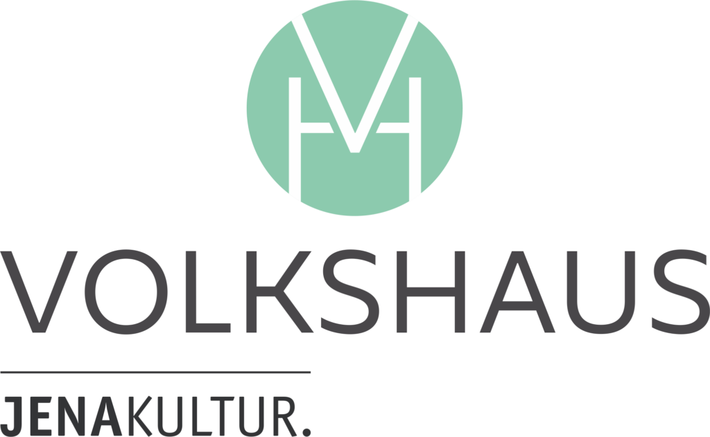 Kompaktes Volkshaus Logo mit Schriftzug "VOLKSHAUS" und durch einen Trennstrich abgegrenzte Unterzeile "JENAKULTUR." und einem grünen Emblem der Initialien