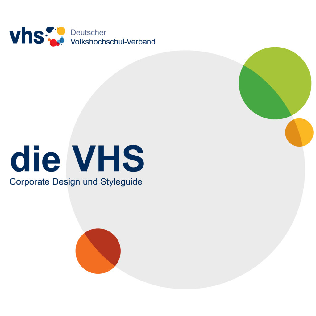 Ein grauer Kreis umgeben von drei weiteren grünen, gelben und orangenen Kreisen. Darüber geschrieben steht "die VHS. Corporate Design und Styleguide"