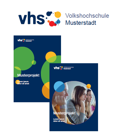 In dunkelblau geschriebenes vhs mit danebenstehendem bunten Kreislogo und dem Schriftzusatz "Volkshochschule Musterstadt" Darunter zu sehen ist eine Art Buch mit Schüler:innen darauf und dem Logo der Volkshochschule mit der Aufschrift "Musterprojekt"
