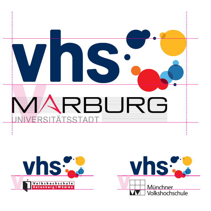 In dunelblau geschriebenes vhs mit bunten unterschiedlichen Kreisen, rechts neben dem Schriftzug. Drum herum sind dünne pinke Hilfslinien abgebildet. Darunter befindet sich das Logo der Marburg Universitätsstadt. Weiter unten sind noch andere Varianten zu sehen