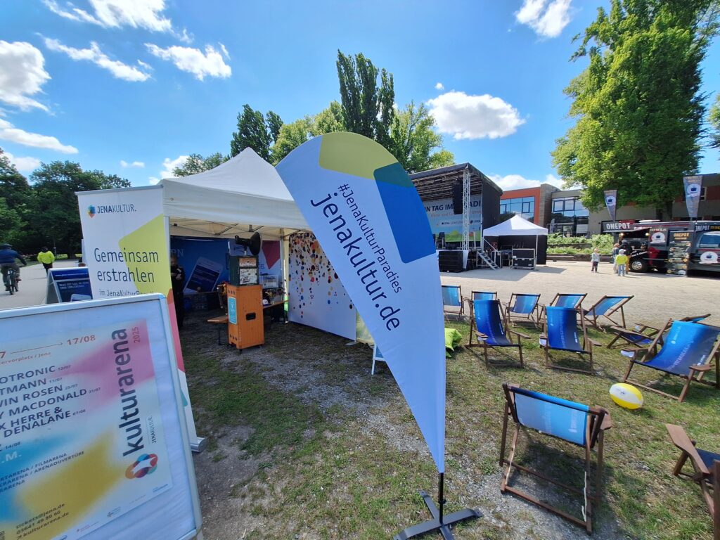 Eine Beachflag mit dem #JenaKulturParadies und der URL jenakultur.de