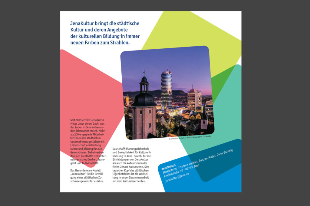 Quadratischer Flyer mit sich überschneidenden bunten Quadraten, einem Bild von Jena bei Abend und dier Erläuterung, was JenaKultur ausmacht.
