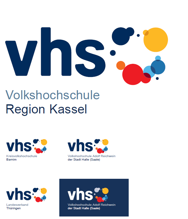 In duneklblau geschriebenes vhs mit bunter Bildmarke in Form von unterschiedlichen Größen mit darunter stehendem Schriftzug der jeweiligen Cobranding Firma