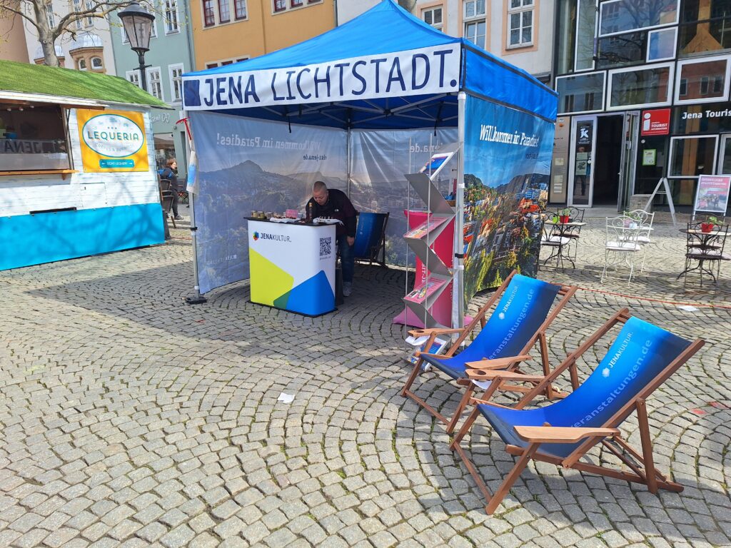 Pavillon mit Lichtstadt-Wechselbanner und mit Jena Stadtansichten als Wände.