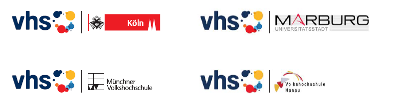 In duneklblau geschriebenes vhs mit bunter Bildmarke in Form von unterschiedlichen Größen mit danebenstehenderm Schriftzug der jeweiligen Cobranding Firma und schwarzem Trennstrich der beiden Marken