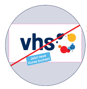 In dunkelblau geschriebenes vhs mit bunter Bildmarke rechts daneben. Darunter befindet sich ein schräg hängendes blaues Kästchen mit dem Schriftzug "Jetzt Kurse buchen!" Die Darstellungen wurden mit rot durchgestrichen.