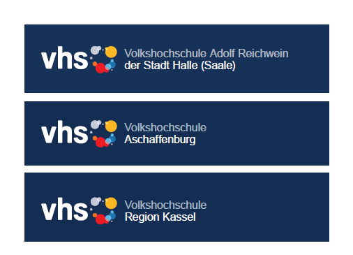 In weiß geschriebenes vhs mit bunter Bildmarke in Form von verschieden großen Kreise mit daneben stehendem Wortzusatz des jeweiligen Standorts auf dunkelblauem Hintergrund