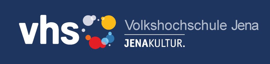 vhs-Logo in weiß mit bunten Kreisen an der Seite, daneben der Schriftzug "Volkshochschule Jena" und die Unterzeile "JENAKULTUR." auf dunkelblauem Hintergrund.
