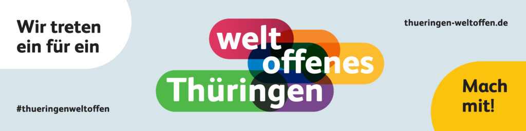 Bauzaunbanner mit dem bunten Keyvisual weltoffenes Thrüingen und dem Statement, dass man sich dafür einsetzt.