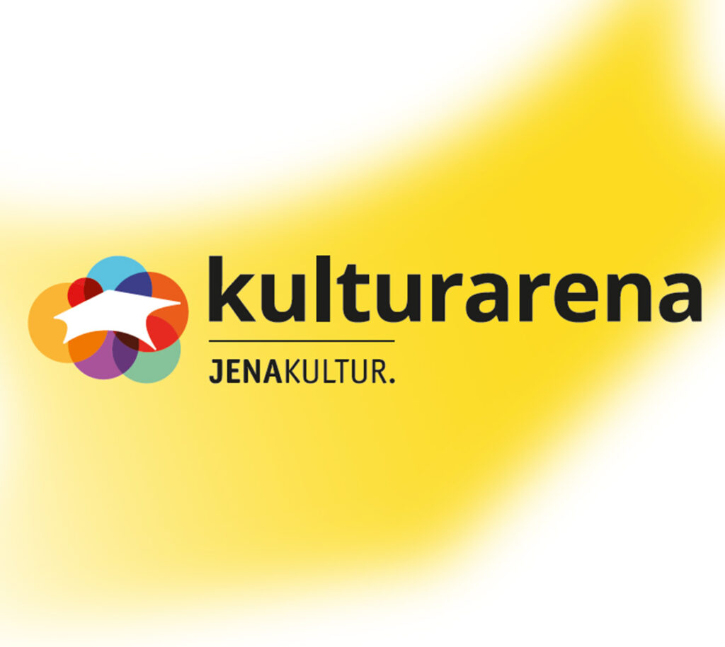 Weiße Kachel mit einem gelben Streifen mit Farbverlauf und dem JenaKultur-Logo darauf.