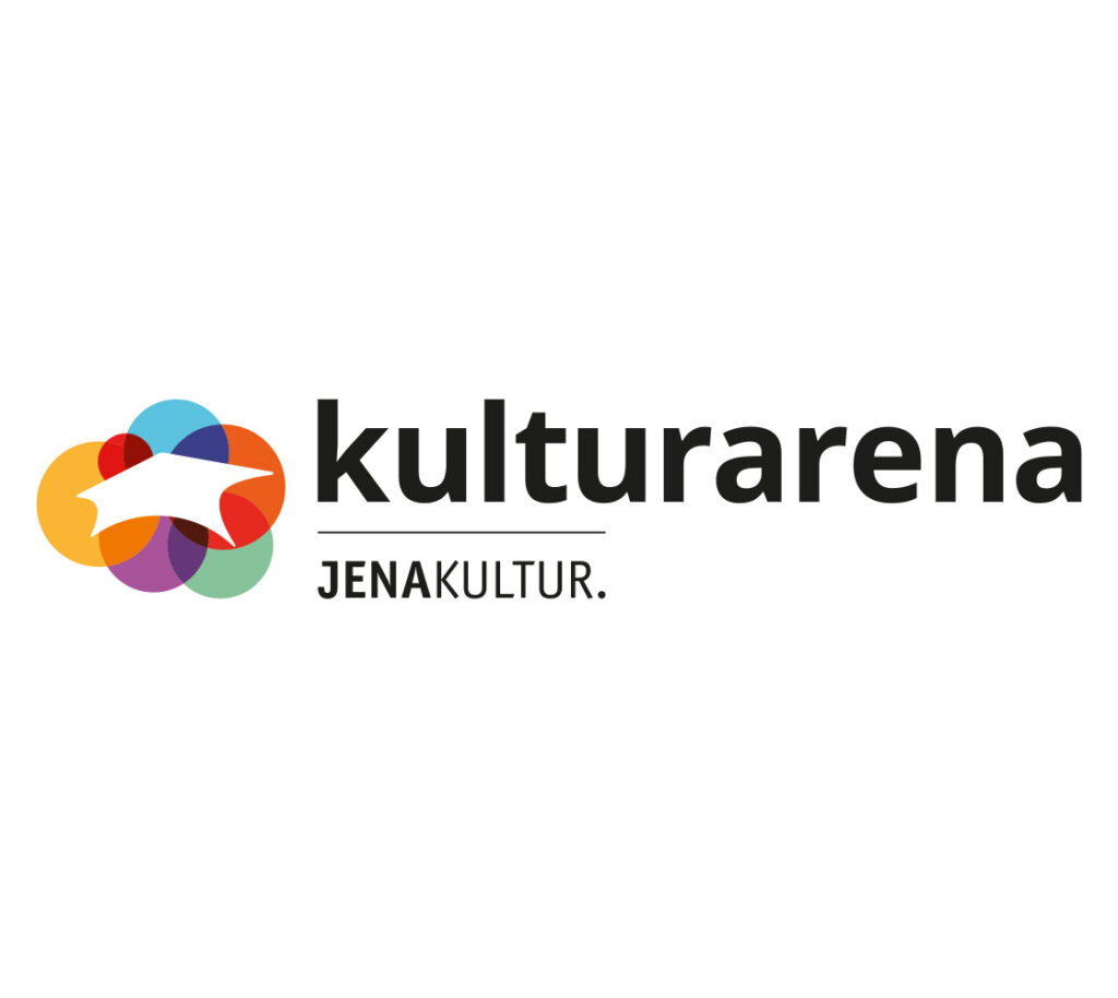 Weiße Kachel mit der Bildmarke bestehend aus einem Konglomerat der Farben. die für die Kulturarena verwendet werden und der Wortmarke "kulturarena", darunter der Zusatz "JENAKULTUR."